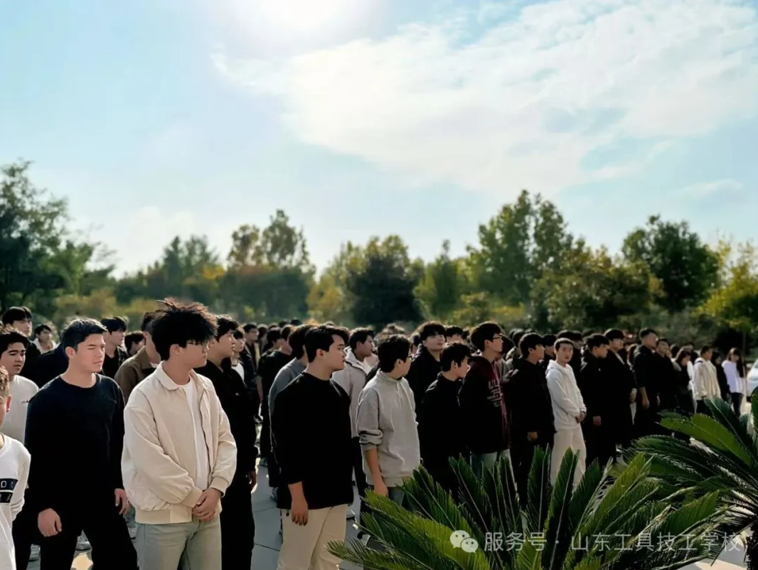 热血拔河燃校园！山东工具技工学校学子尽显青春力量